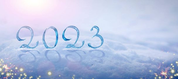 Щасливий Новий рік 2023 фон на білому снігу
. - Фото, зображення
