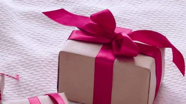 Ajándékok és ajándékok rózsaszín szalagokkal, karácsonyi és ünnepi. - Felvétel, videó