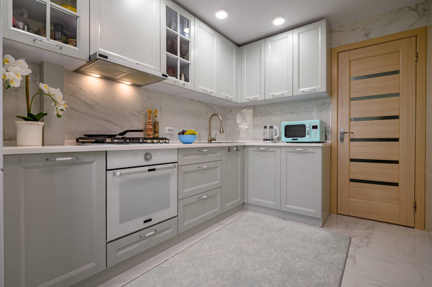 Světle šedá nová moderní dobře navržená kuchyň interiér, rohový pohled - Fotografie, Obrázek