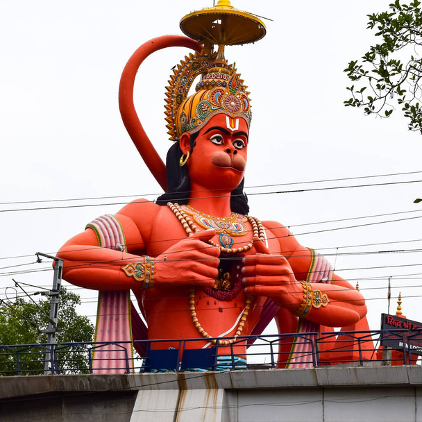 Wielki posąg Lorda Hanumana w pobliżu delhi metra most położony w pobliżu Karol Bagh, Delhi, Indie, Lord Hanuman duży posąg dotykający nieba - Zdjęcie, obraz