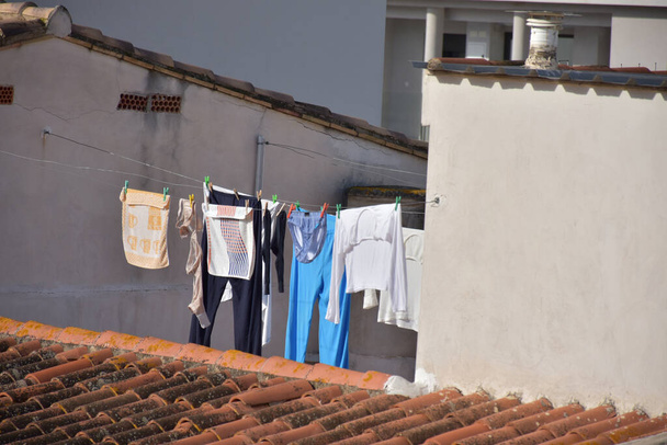 séchage de la blanchisserie dans la rue dans un village de Barcelone Espagne - Photo, image