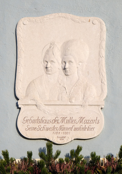 Paikka, jossa W. A. Mozartin äiti Anna Maria Pertl syntyi ja hänen sisarensa Maria Anna asui 17 vuotta St. Gilgenissä Wolfgang See järvellä Itävallassa.
 - Valokuva, kuva