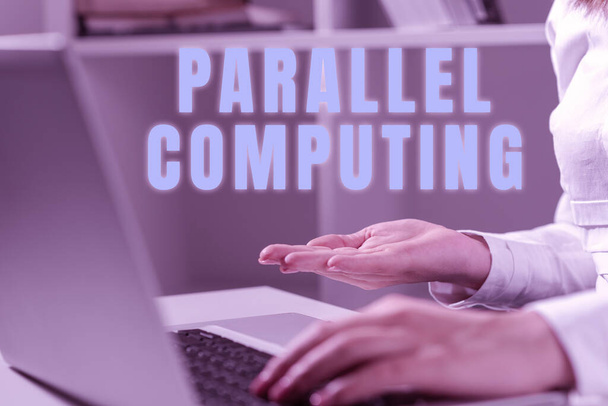 Psaní zobrazujícího text Parallel Computing, Word Napsaný při souběžném výpočtu pomocí softwaru a hardwaru - Fotografie, Obrázek
