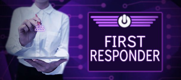 Escrevendo exibindo texto First Responder, Business mostra uma pessoa que é responsável por ir imediatamente para o acidente - Foto, Imagem