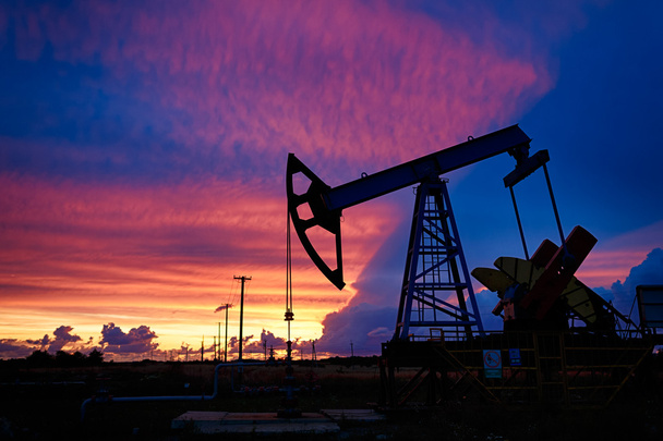 Derricks di petrolio su uno sfondo di bel tramonto
 - Foto, immagini