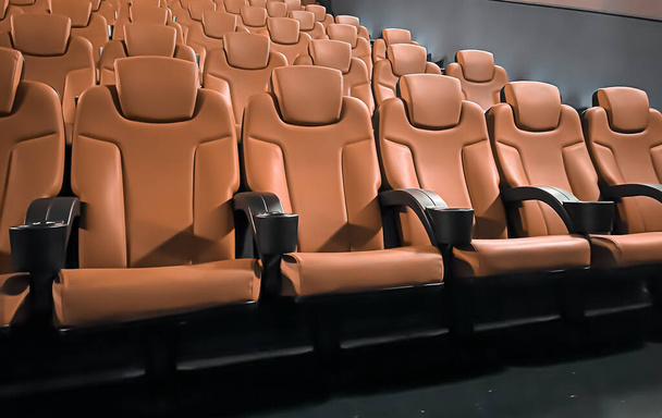 Cine y entretenimiento, asientos de cine marrones vacíos para el servicio de transmisión de programas de televisión y la marca de producción de la industria cinematográfica - Foto, imagen