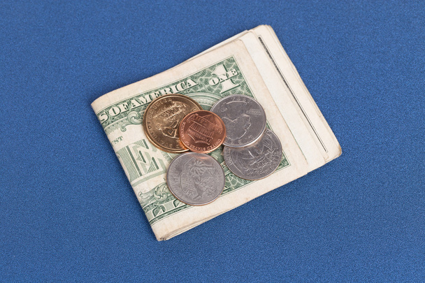Μας νομίσματα σε ένα μπλε σημειωματάριο κάλυψης - Φωτογραφία, εικόνα
