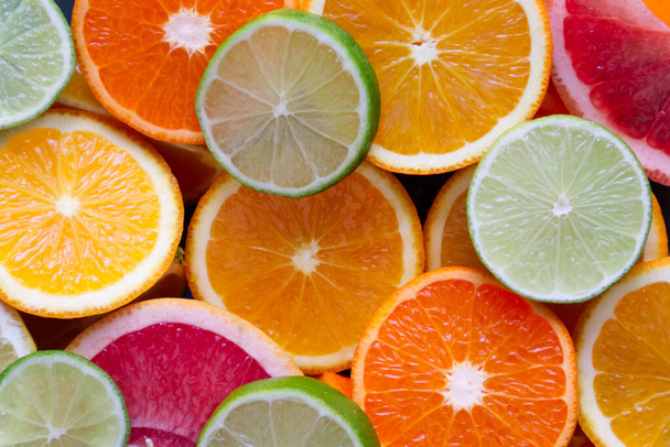Nakrájené citrusové plody v různých velikostech a barvách horní pohled plochý ležel. Kvalitní fotografie - Fotografie, Obrázek