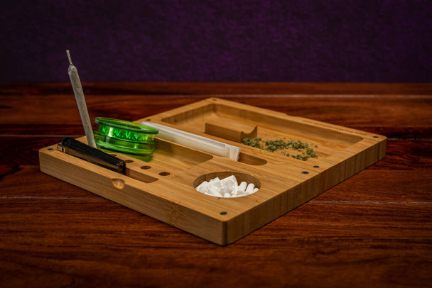 Magnetische Bamboe Rolling Tray met marihuana weed en zwarte aansteker - Foto, afbeelding