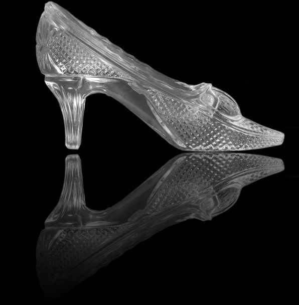 vrouw glas schoen op zwart - Foto, afbeelding