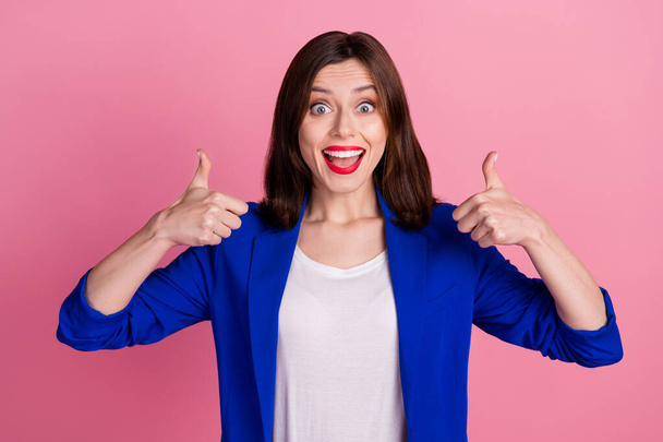 Photo of young crazy overjoyed businesswoman wear blue jacket thumbs up rate new hr manager progress isolated on pastel pink color background. - Fotografie, Obrázek