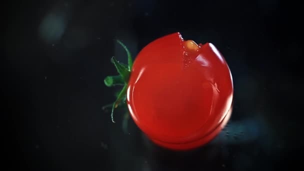 Pomidor zgnieciony szkła we wnętrzu. - Materiał filmowy, wideo