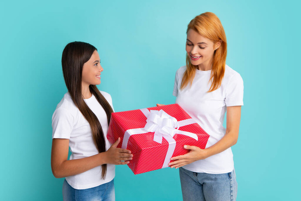 Love mom. Smiling mother and daughter with gift box. Cheerful mom and her cute daughter girl with gifts - Φωτογραφία, εικόνα