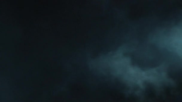 Atmosférický kouř Prvek VFX ve 4k Zpomalení. Mlhavé pozadí. Prach, oblak kouře. Kouř na černém pozadí. Bílý kouř se plazí po černém bg. - Záběry, video
