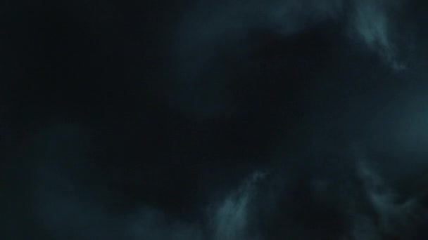 Elemento VFX de humo atmosférico en 4k en cámara lenta. Fondo nebuloso. Polvo, nube de humo. Humo sobre fondo negro. humo blanco se arrastra en negro bg. - Metraje, vídeo