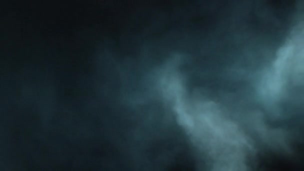 Atmosférický kouř Prvek VFX ve 4k Zpomalení. Mlhavé pozadí. Prach, oblak kouře. Kouř na černém pozadí. Bílý kouř se plazí po černém bg. - Záběry, video