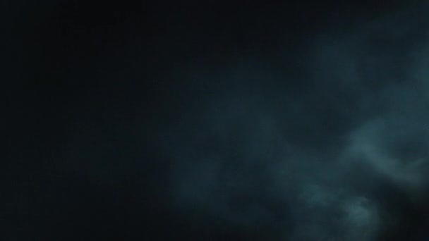 Atmosphärischer Rauch VFX-Element in 4k Zeitlupe. Dunkler Hintergrund. Staub, Rauchwolken. Rauch auf schwarzem Hintergrund. Weißer Rauch kriecht auf schwarzem Grund. - Filmmaterial, Video