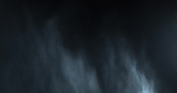 Elemento VFX de humo atmosférico en 4k en cámara lenta. Fondo nebuloso. Polvo, nube de humo. Humo sobre fondo negro. humo blanco se arrastra en negro bg. - Imágenes, Vídeo
