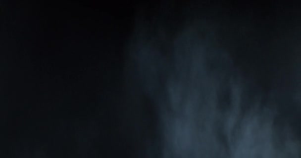 Ατμοσφαιρικός καπνός VFX στοιχείο σε 4k Αργή κίνηση. Στοιχειωμένο φόντο. Σκόνη, σύννεφο καπνού. Καπνός σε μαύρο φόντο. Λευκός καπνός σέρνεται σε μαύρο bg. - Πλάνα, βίντεο