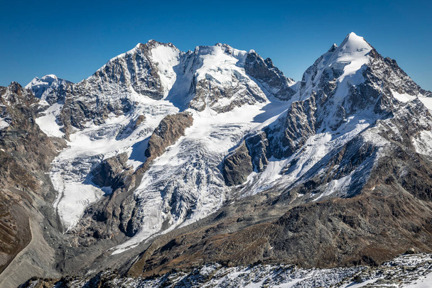 Sierra de Bernina y Palu con glaciares en los Alpes suizos, Engadine, Suiza - Foto, Imagen