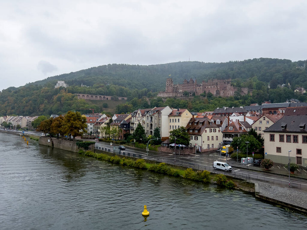 Keskellä Heidelbergin kaupunkia näet vanhan linnan.. - Valokuva, kuva