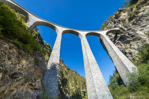 Švýcarský vlak přes most Landwasser Viadukt v Alpách, údolí Graubunden, Švýcarsko - Fotografie, Obrázek
