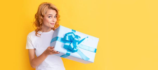 cheerful redhead lady with giftbox. mothers day. Beauty woman isolated face portrait, banner with mock up copy space - Foto, Imagem