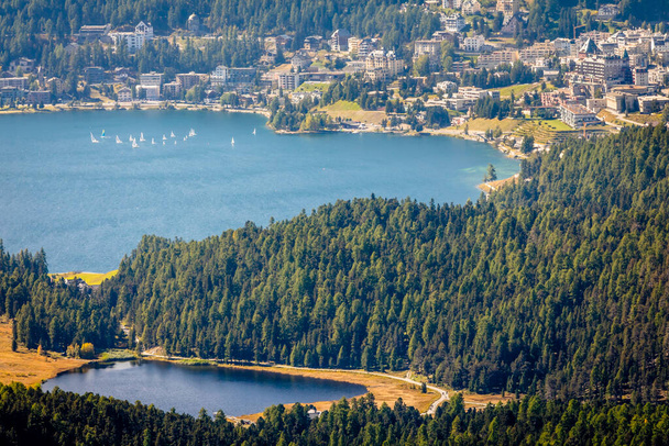 Panorámás kilátás a Szent Moritz-tóra vitorlásokkal Muottas Muragl Felső-Engadine, Graubunden, Svájc - Fotó, kép