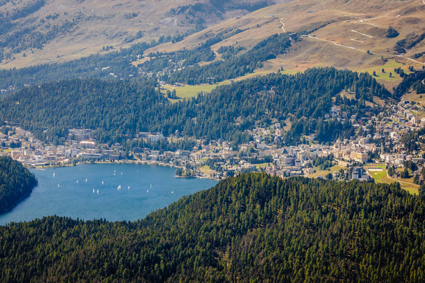 Panorámás kilátás a Szent Moritz-tóra vitorlásokkal Muottas Muragl Felső-Engadine, Graubunden, Svájc - Fotó, kép
