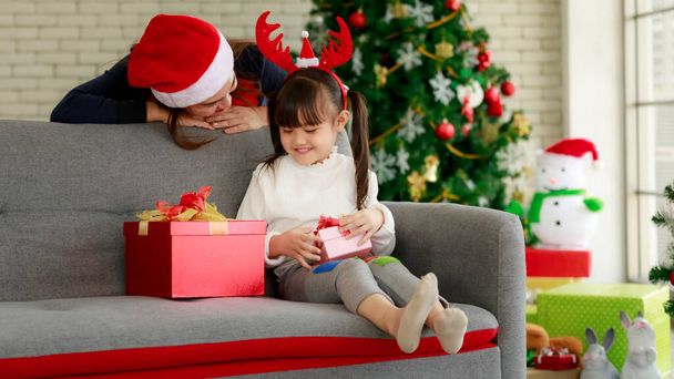 Frohe Festtage für Familienmutter und Kinder mit Weihnachtsgeschenken auf dem Fußboden zu Hause, frohe Weihnachten Konzept - Foto, Bild