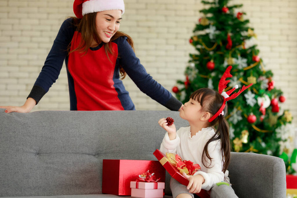 Boldog különleges ünnep a családi anya és a gyermekek karácsonyi ajándékok a padlón otthon, boldog karácsonyt koncepció - Fotó, kép