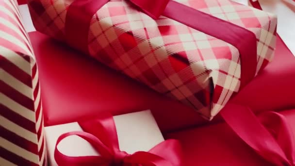 Vánoční dárky, boxerský den a tradiční sváteční dárky, klasické červené a růžové dárkové krabice, zabalený luxusní dárek na Nový rok, narozeniny, Valentýna a svátky koncept - Záběry, video