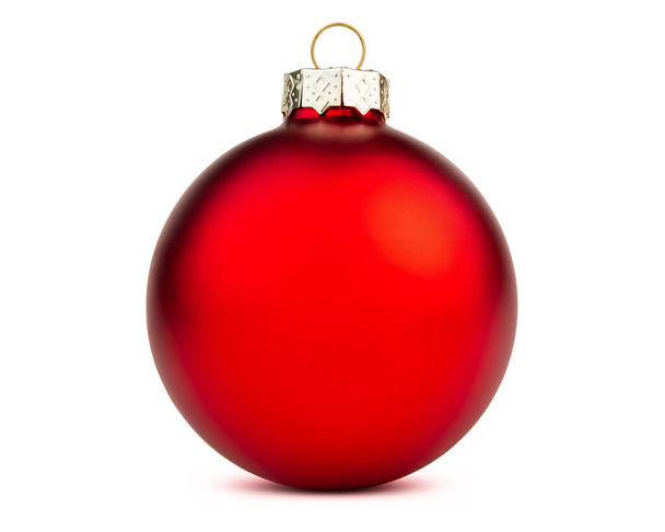 クリスマスオーナメント。クリスマスツリーの装飾のための閉じた赤いガラスボール。お祝いのクリスマス。明けましておめでとうございます。マクロ高解像度写真。白と隔離された背景。コピースペース、モックアップ. - 写真・画像