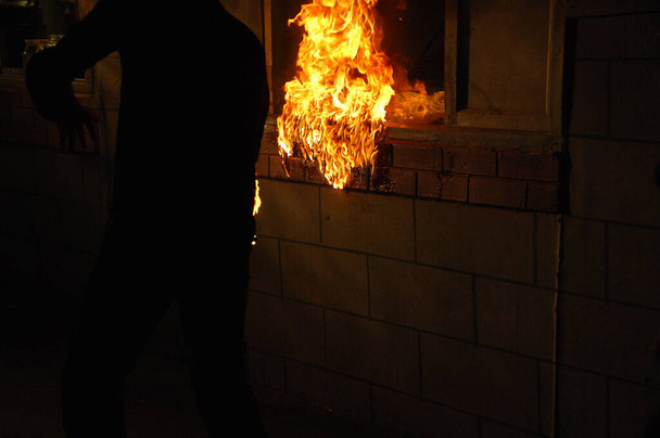 Огненное пламя на черном фоне - Фото, изображение