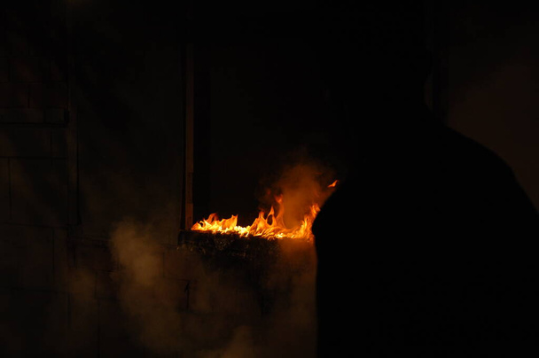 Огненное пламя на черном фоне - Фото, изображение