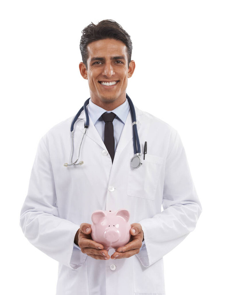 Я поддерживаю планирование вашего здравоохранения. Портрет улыбающегося врача, держащего фарфоровый свинарник на белом фоне - Фото, изображение
