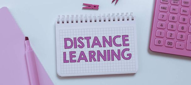 Texto que muestra inspiración Aprendizaje a distancia, Palabra para conferencias educativas transmitida a través de Internet de forma remota - Foto, imagen