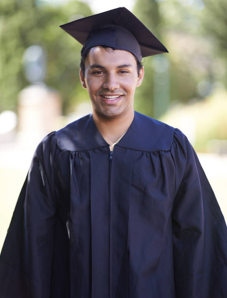 I have a great education. Portrait of a smiling graduate standing outside - Fotografie, Obrázek