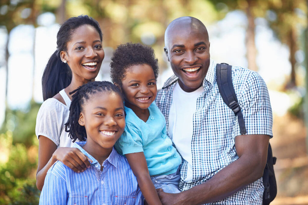 Uma família que compartilha uma paixão pelo grande ar livre. uma feliz família afro-americana desfrutando de um dia na floresta - Foto, Imagem