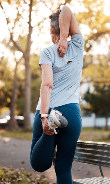 Vissza, idősebb nő és nyújtózkodó szabadtéri edzés, wellness és egészség. Gyakorlat, érett női vagy idős hölgy képzés, fitness és gyakorlat az egyensúly, a szív és a teljesítmény a nyugdíjazás - Fotó, kép
