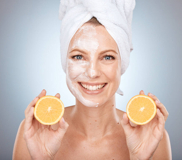 Portré nő, narancs és bőrápoló maszk zuhanyzás után C-vitamin a test tisztítására, kozmetikumok és szépség, méregtelenítő és wellness stúdió háttér. Érett modell arcmaszkkal citrusfélék. - Fotó, kép