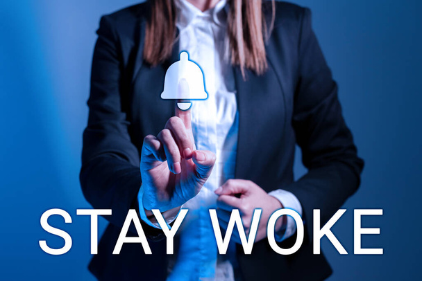 Знак отображения Stay Woke, концепция означает быть в курсе вашего окружения и вещей происходит Держите в курсе - Фото, изображение