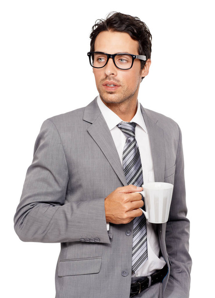 Kávészüneten. Egy jóképű, fiatal vezető kávézik, és figyelmesen néz félre. - Fotó, kép