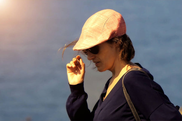 Femme avec bonnet rose sur le rivage de l'océan - Photo, image