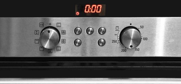 モダンなキッチンにはオーブンとコントロールパネル、オーブンコントロールパネルがあります。 - 写真・画像