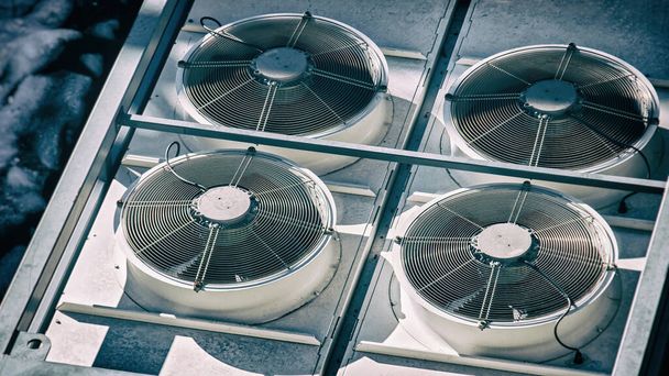 klimatizace tepelné čerpadlo bílé ventilátory ventilátor střešní děliče rotující pozadí .  - Fotografie, Obrázek