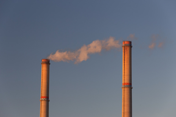Βιομηχανικό τοπίο με τον καπνό από το εργοστάσιο του άνθρακα που κινούνται - Φωτογραφία, εικόνα