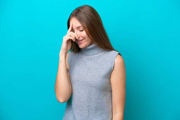 fiatal litván nő elszigetelt kék háttér nevetés - Fotó, kép