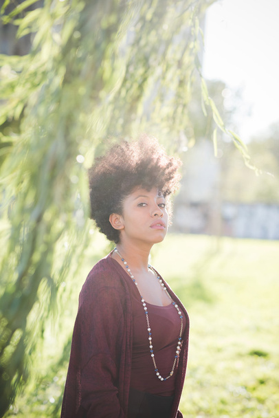 Černá mladá dívka ve městě - Fotografie, Obrázek