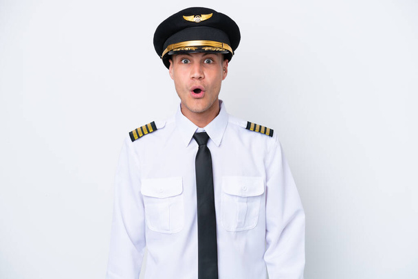 Repülőgép kaukázusi pilóta elszigetelt fehér háttérrel meglepetés arckifejezés - Fotó, kép